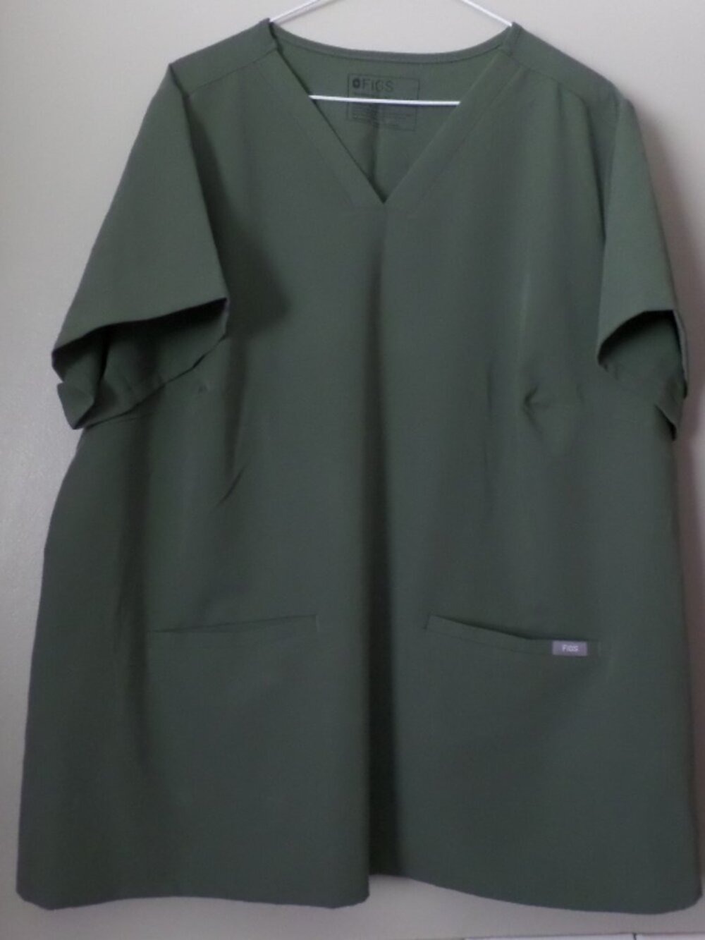 FIGS Casma Olive Green V-Neck Two Pocket Scrub Top – Size 4XL